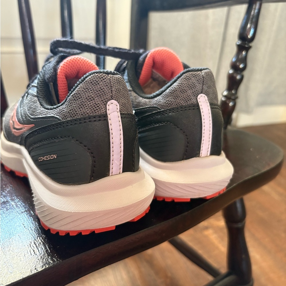 Woman’s Saucony Black and coral hiking shoes size 6 - Picture 5 of 6